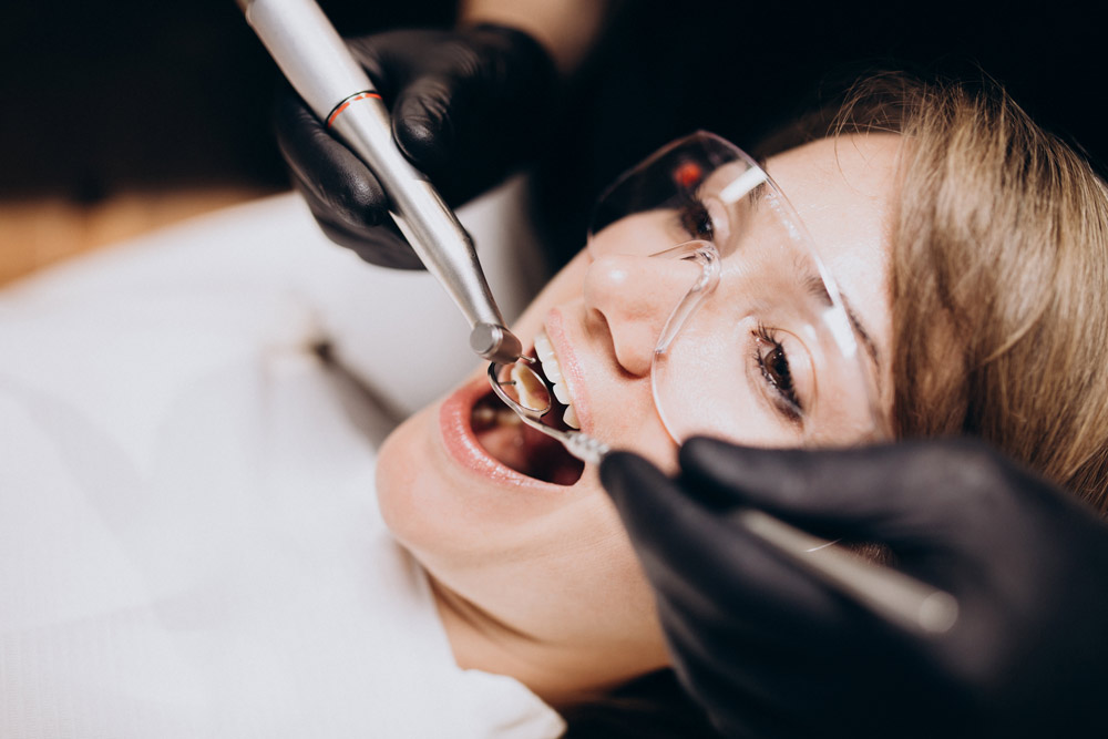 جرم‌گیری دندان دکتر رامتین صیحانی